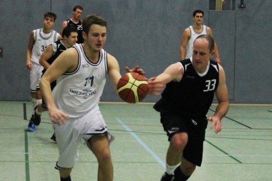 Andre Keller, hier im Duell mit Bindlachs Top-Scorer Heiko Richter, erzielte drei der sieben Eckersdorfer Dreier.